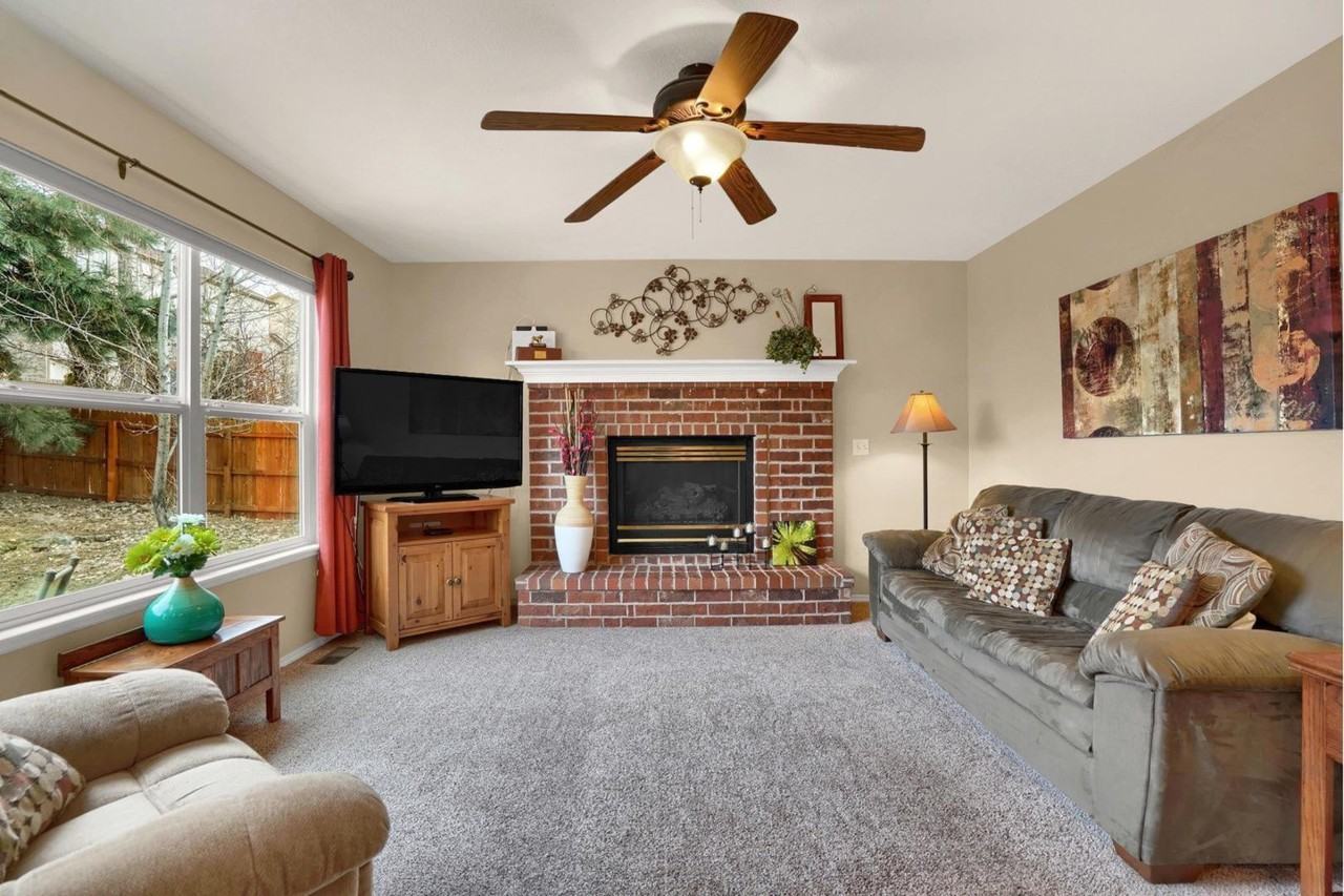 2430 Wimbleton Ct - Photo 4 of 33