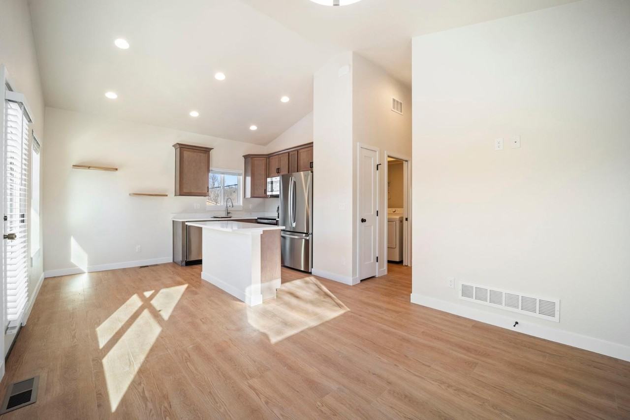 824 E Moreno Ave #B - Photo 3 of 25