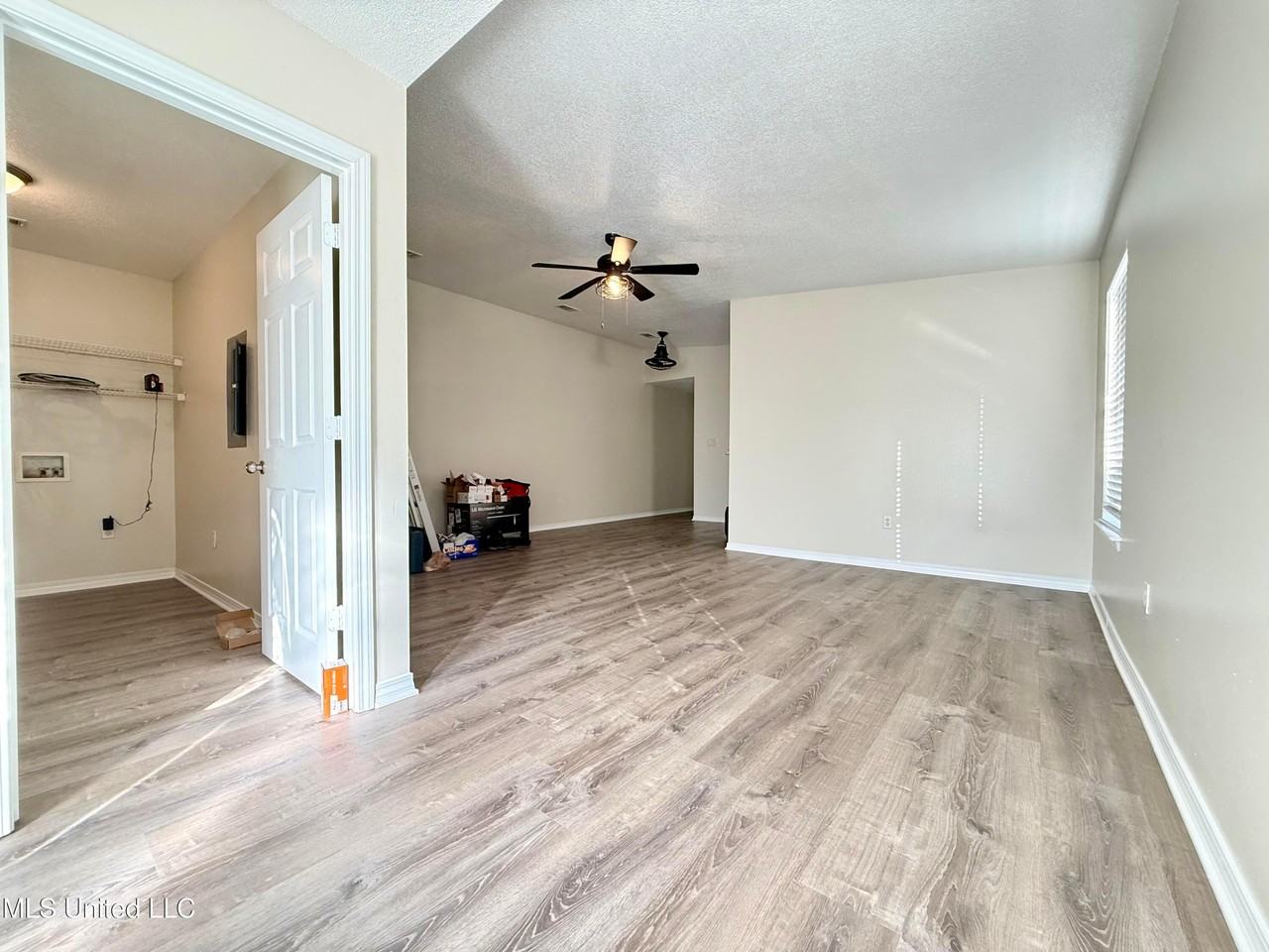 984 Greystone Dr - Photo 4 of 20