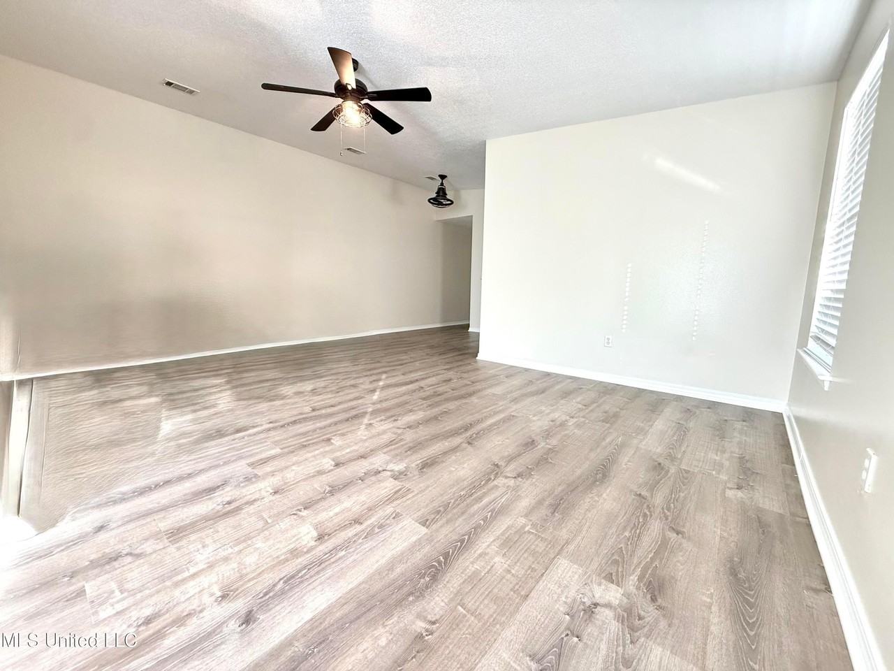 984 Greystone Dr - Photo 6 of 20