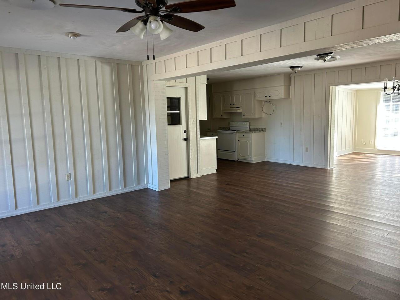 326 Oakhill Cir - Photo 2 of 9