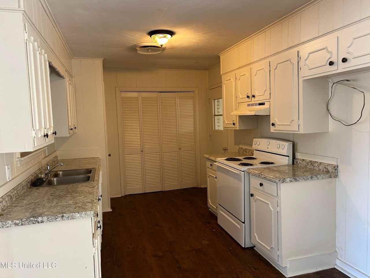 326 Oakhill Cir - Photo 3 of 9