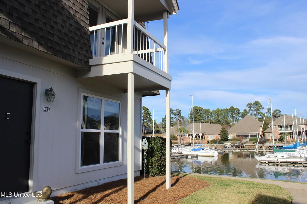 550 Post Rd - Photo 3 of 50