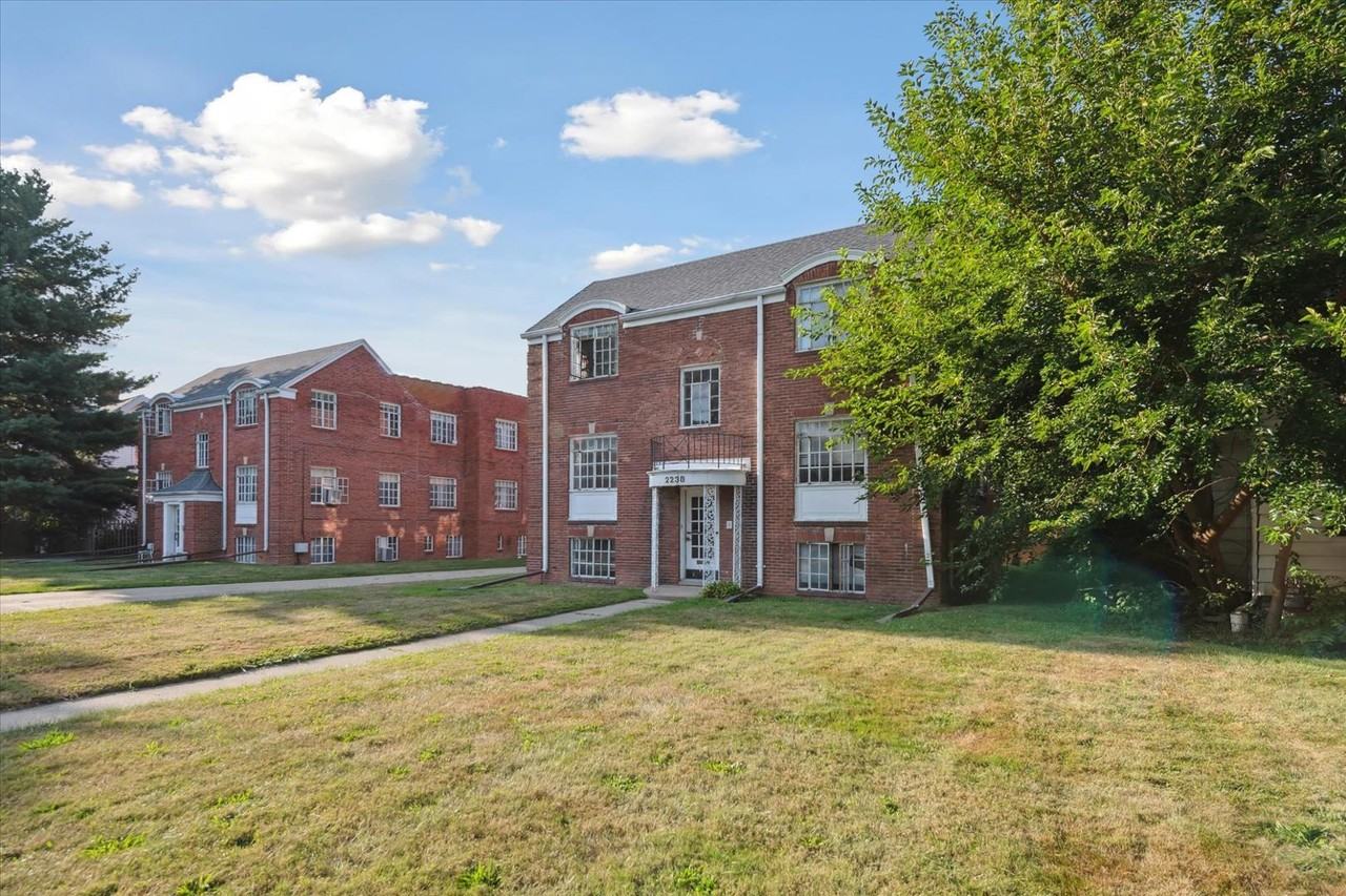 2238 W Sylvania Ave #4 - Photo 4 of 24