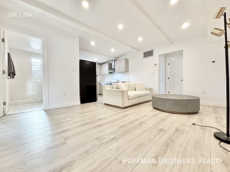 1570 Yosemite Dr #4 - Photo 3 of 16