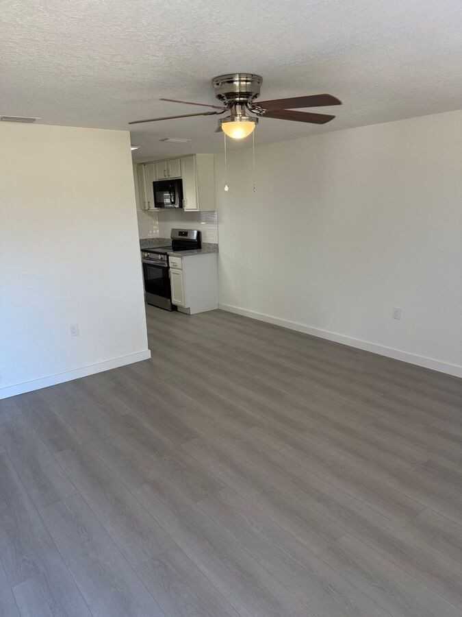 9406 Goldenrod Rd #B - Photo 3 of 8