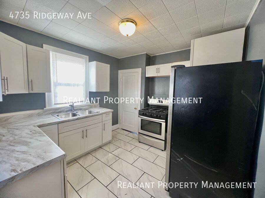 4735 Ridgeway Ave - Photo 4 of 11