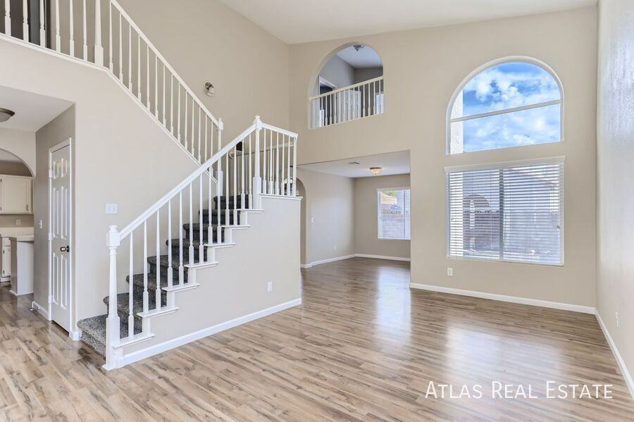 8112 Dolphin Landing Dr - Photo 3 of 18