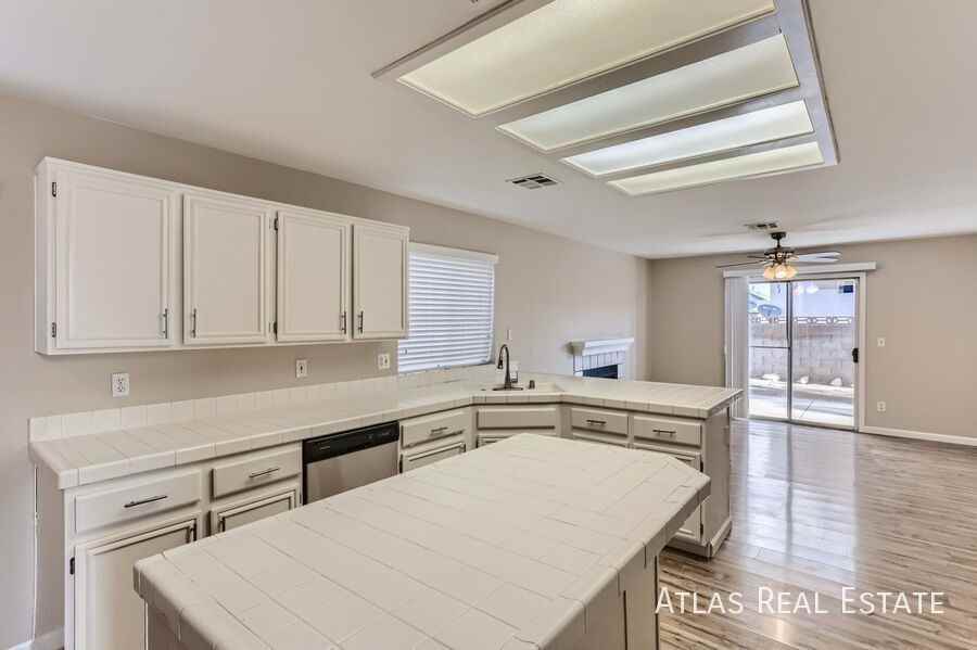 8112 Dolphin Landing Dr - Photo 5 of 18