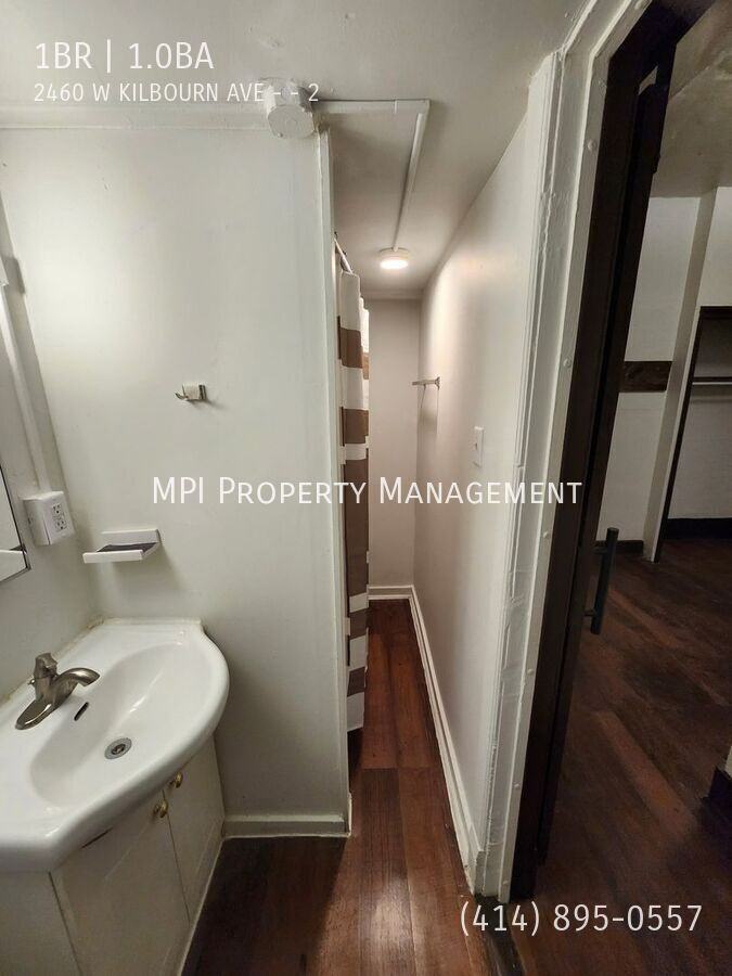 2460 W Kilbourn Ave #2 - Photo 6 of 9