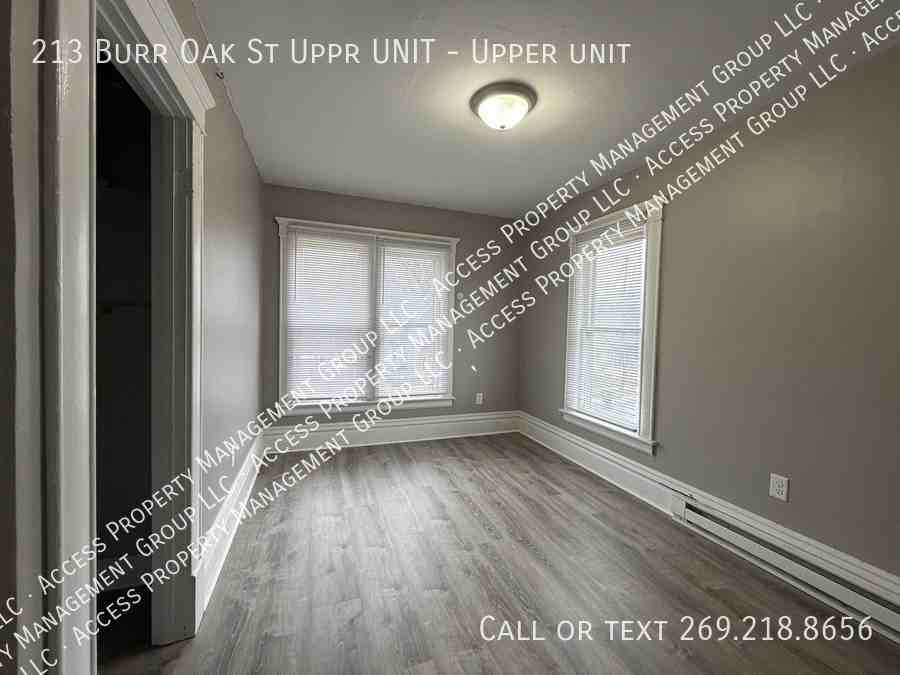 213 Burr Oak St Uppr Unit - Photo 5 of 14