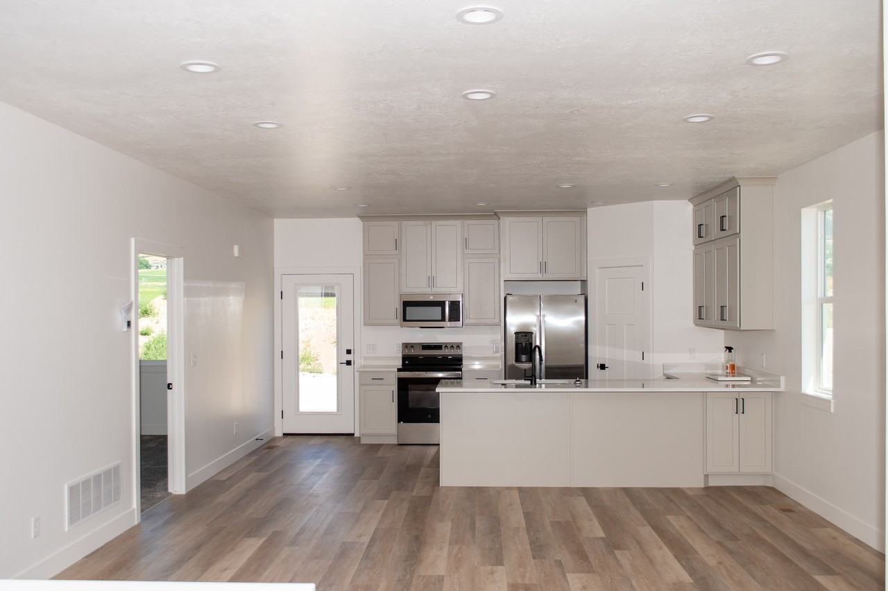 880 S 340 E - Photo 2 of 28