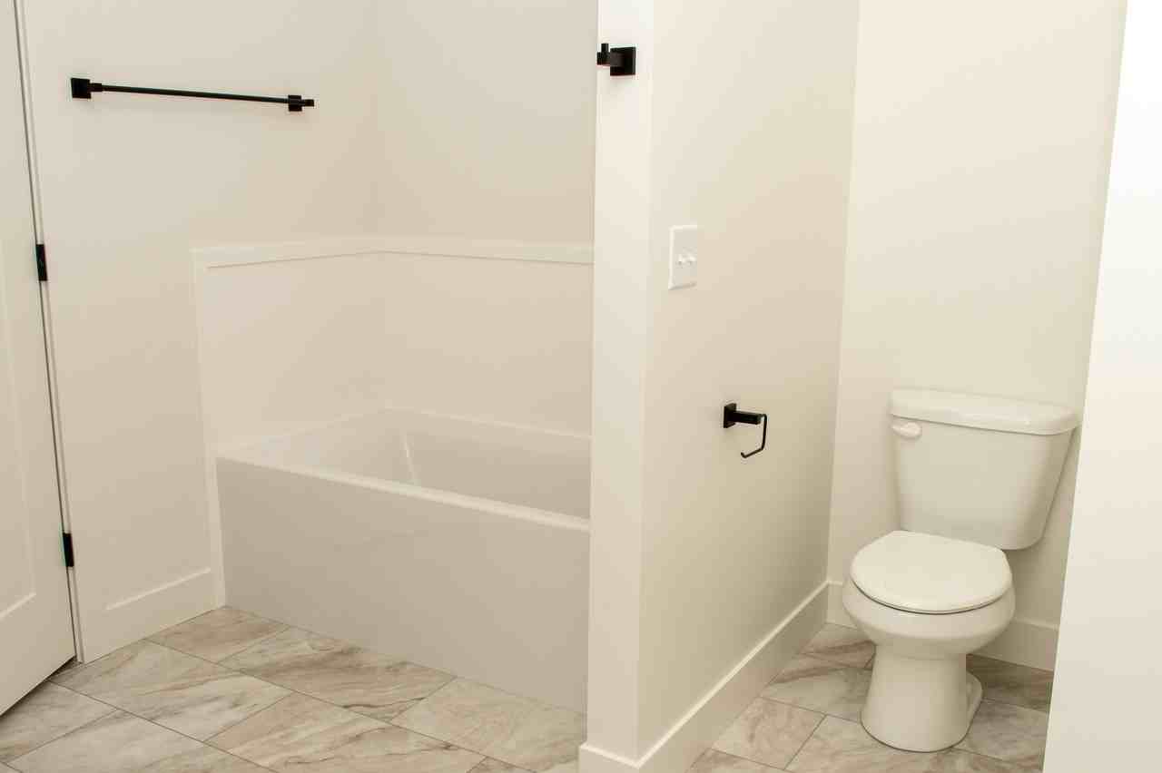 880 S 340 E - Photo 4 of 28