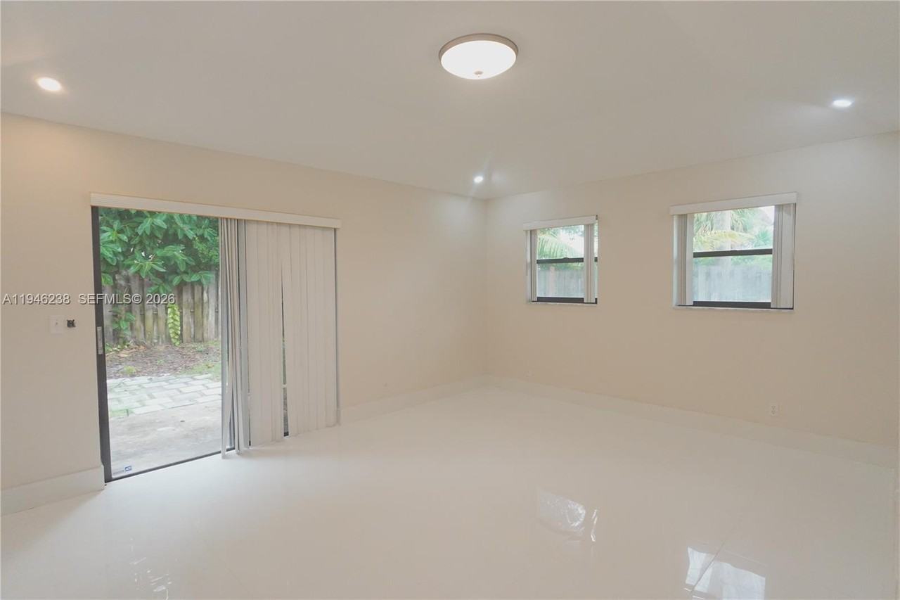 518 Northeast 48th Street - Photo 7 of 9