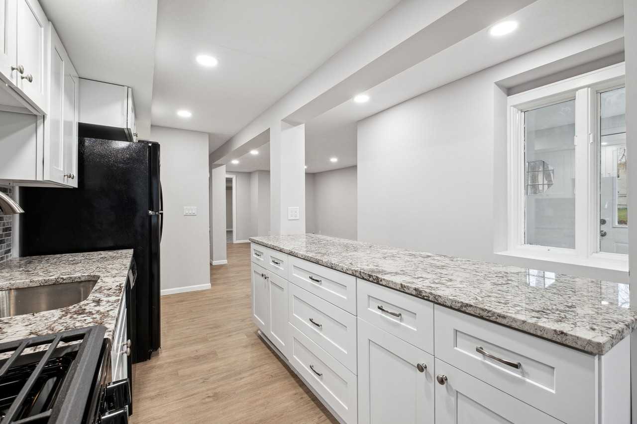 1033 Bluff Ave E - Photo 3 of 12