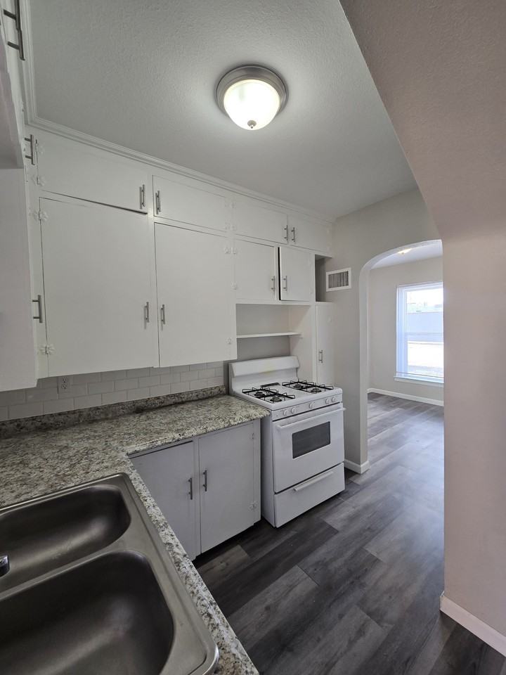 404 South Hydraulic Avenue - Photo 2 of 17