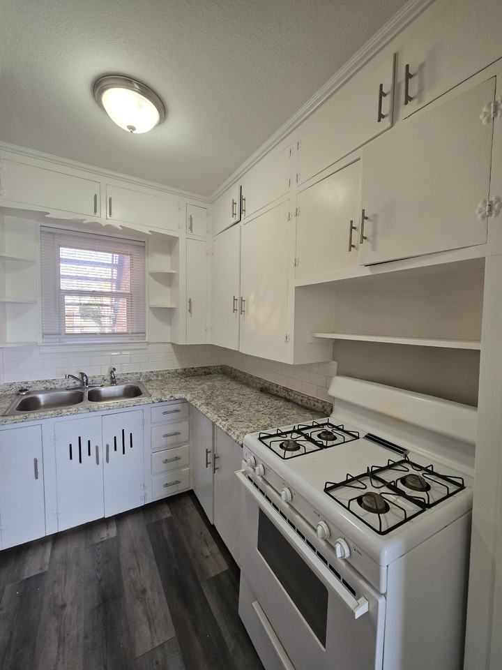 404 South Hydraulic Avenue - Photo 3 of 17