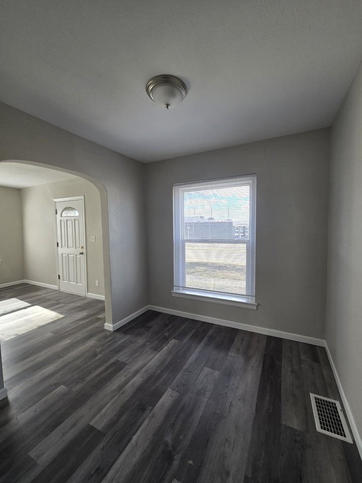 404 South Hydraulic Avenue - Photo 5 of 17