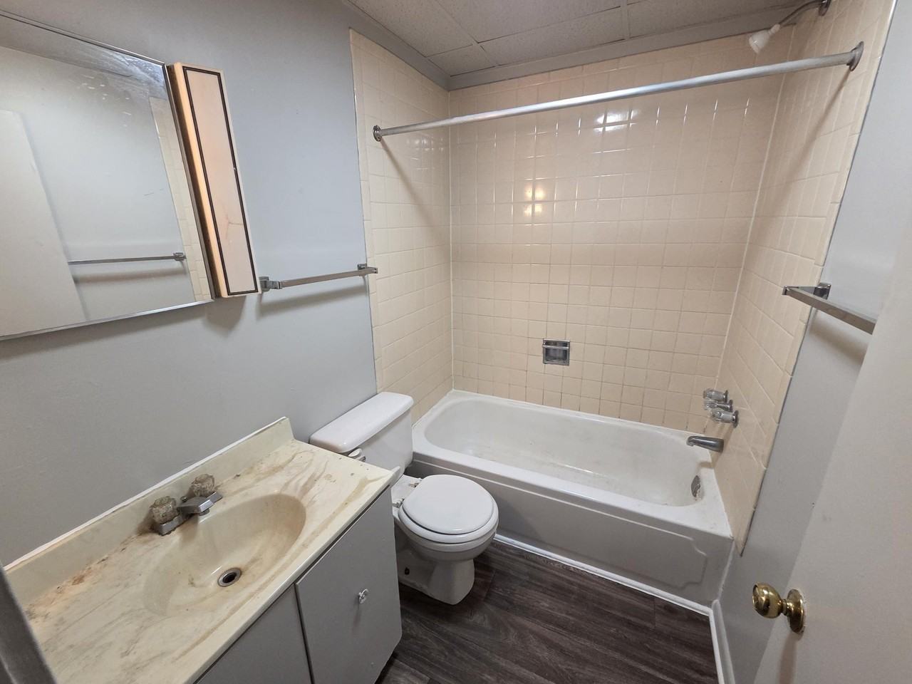 1215 Gomber Ave - Photo 6 of 8