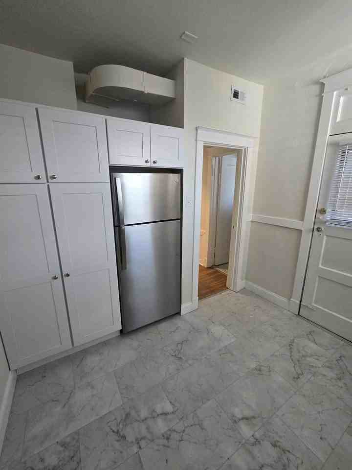 6300 North Rosebury Ave - Photo 5 of 21