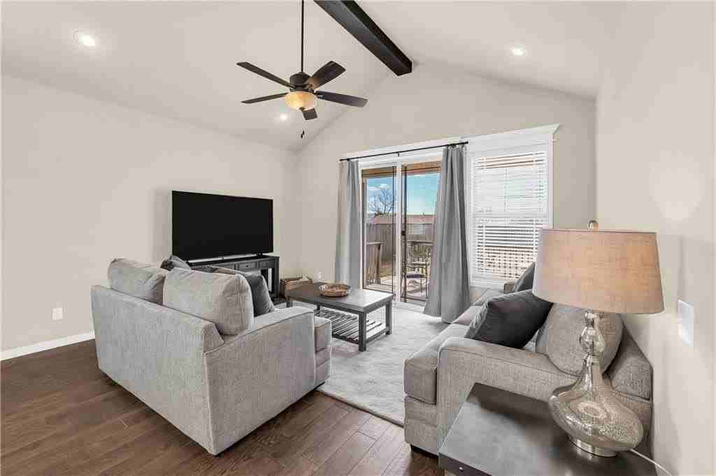 442 Sw Glover St - Photo 3 of 34