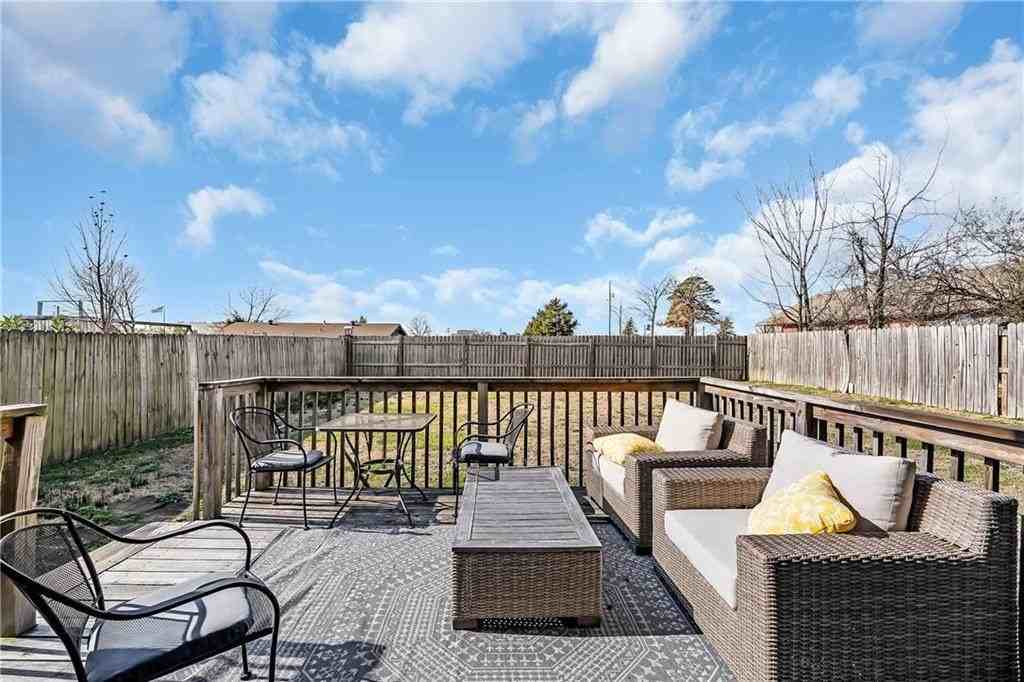 442 Sw Glover St - Photo 4 of 34