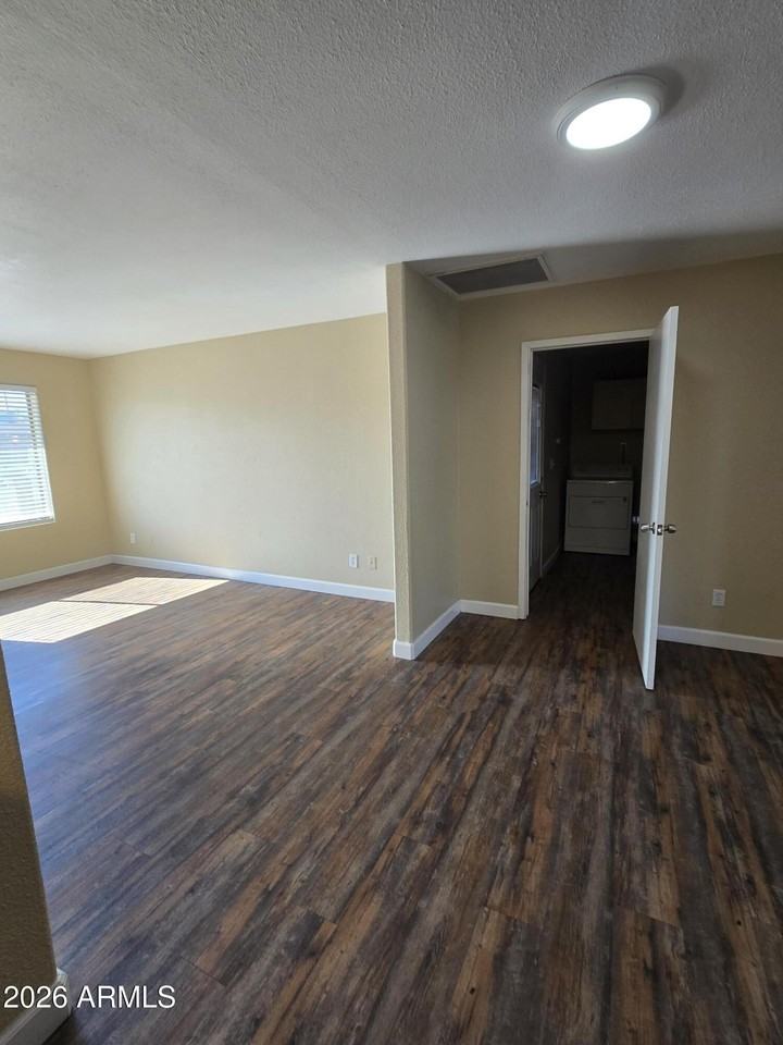 9002 W Roma Ave - Photo 4 of 29