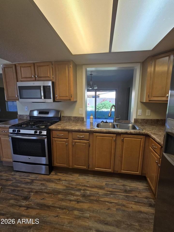 9002 W Roma Ave - Photo 7 of 29