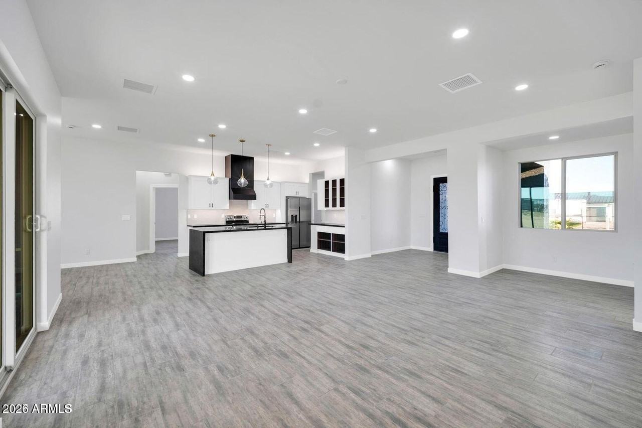 22548 W Huntington Dr - Photo 5 of 17