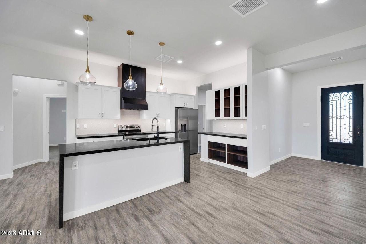 22548 W Huntington Dr - Photo 6 of 17