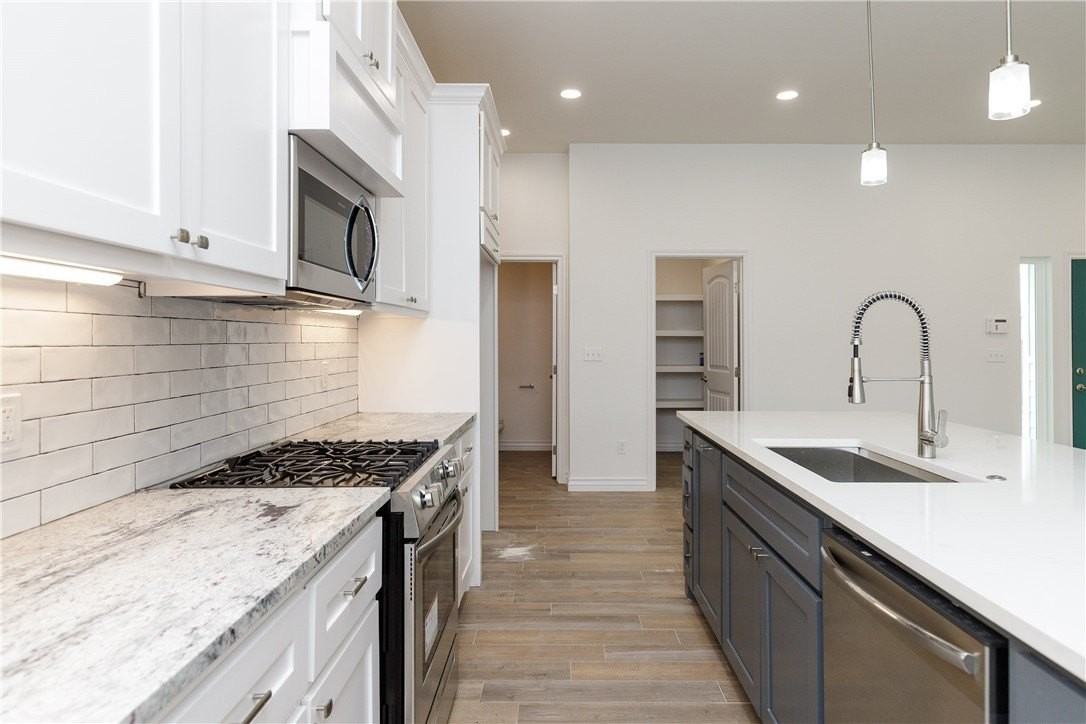 2545 Lorine Dr - Photo 3 of 36