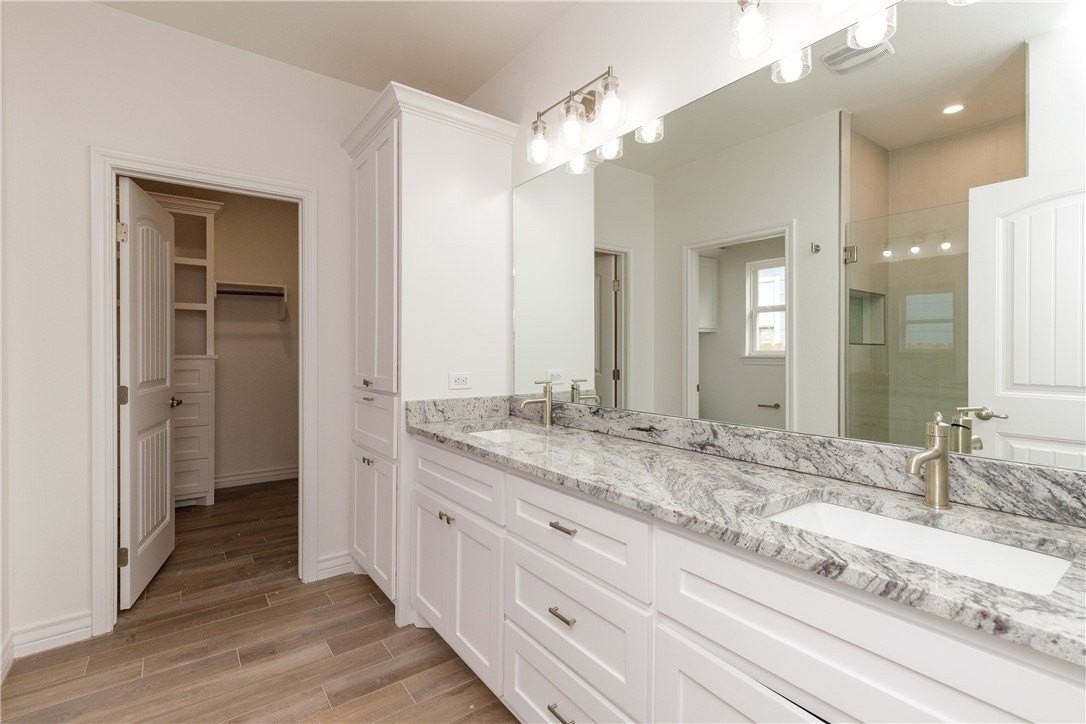 2545 Lorine Dr - Photo 5 of 36