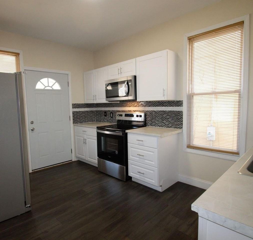 1170 Walters St - Photo 2 of 14