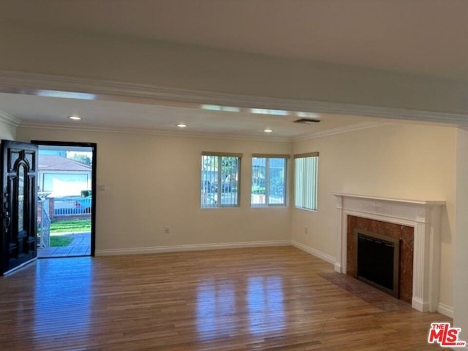 3530 S Bentley Ave - Photo 4 of 24