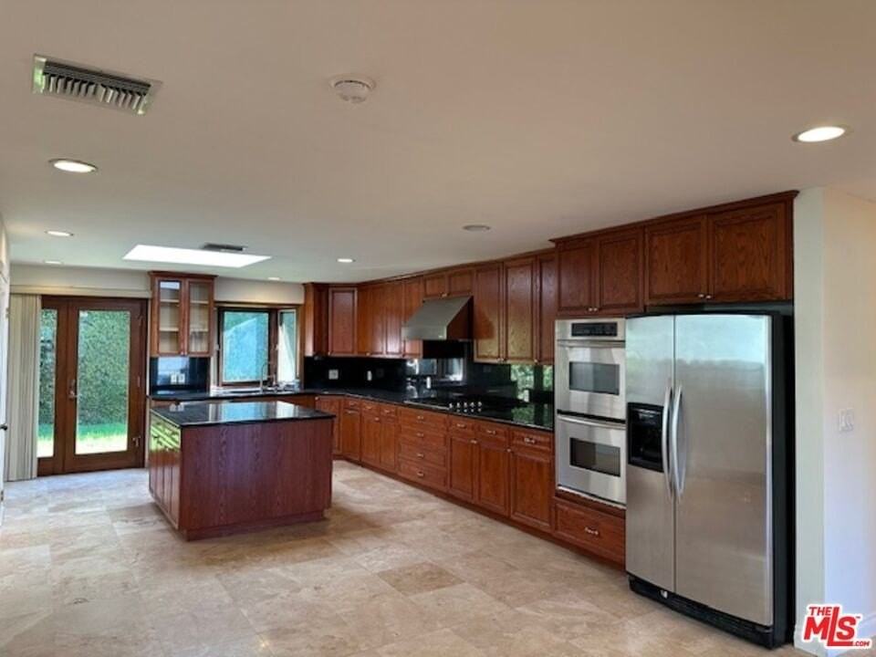 3530 S Bentley Ave - Photo 5 of 24