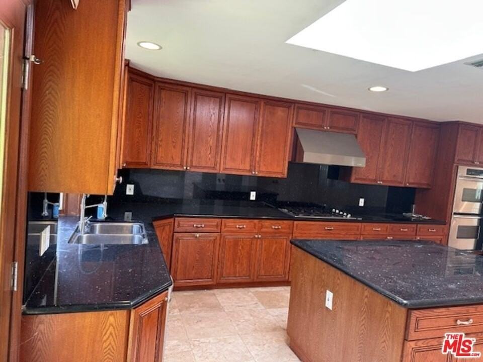 3530 S Bentley Ave - Photo 6 of 24