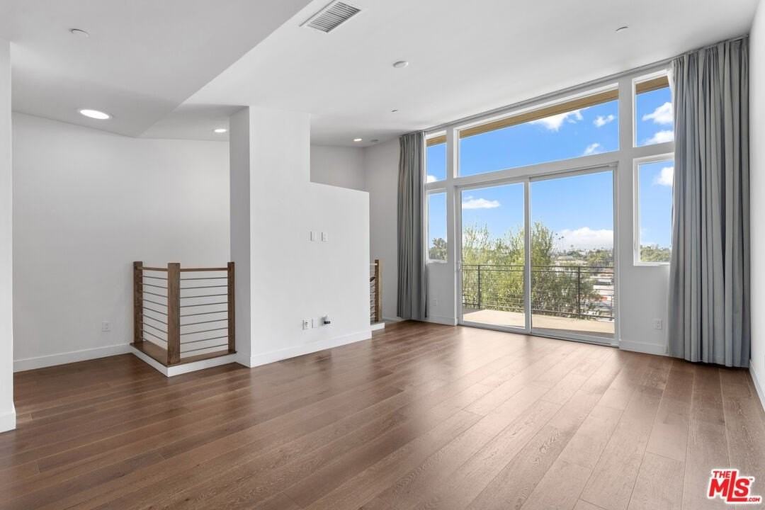 1912 W Liberty Ct - Photo 3 of 36