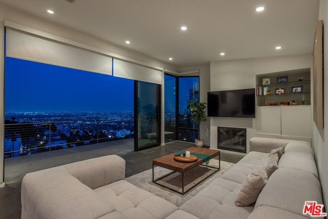 8634 Franklin Ave - Photo 3 of 28