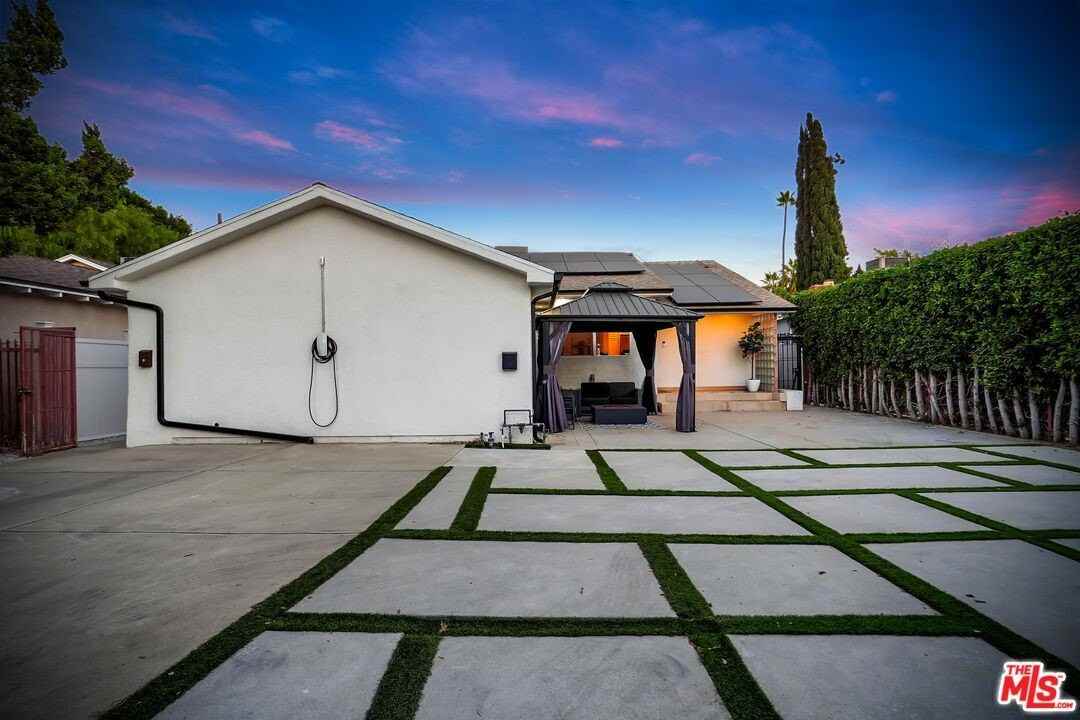 5630 Gentry Ave - Photo 2 of 42