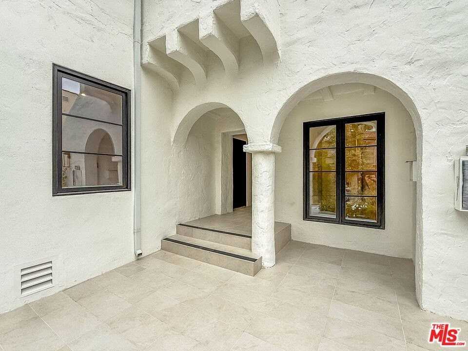 150 N Arnaz Dr Apt C #C - Photo 3 of 36