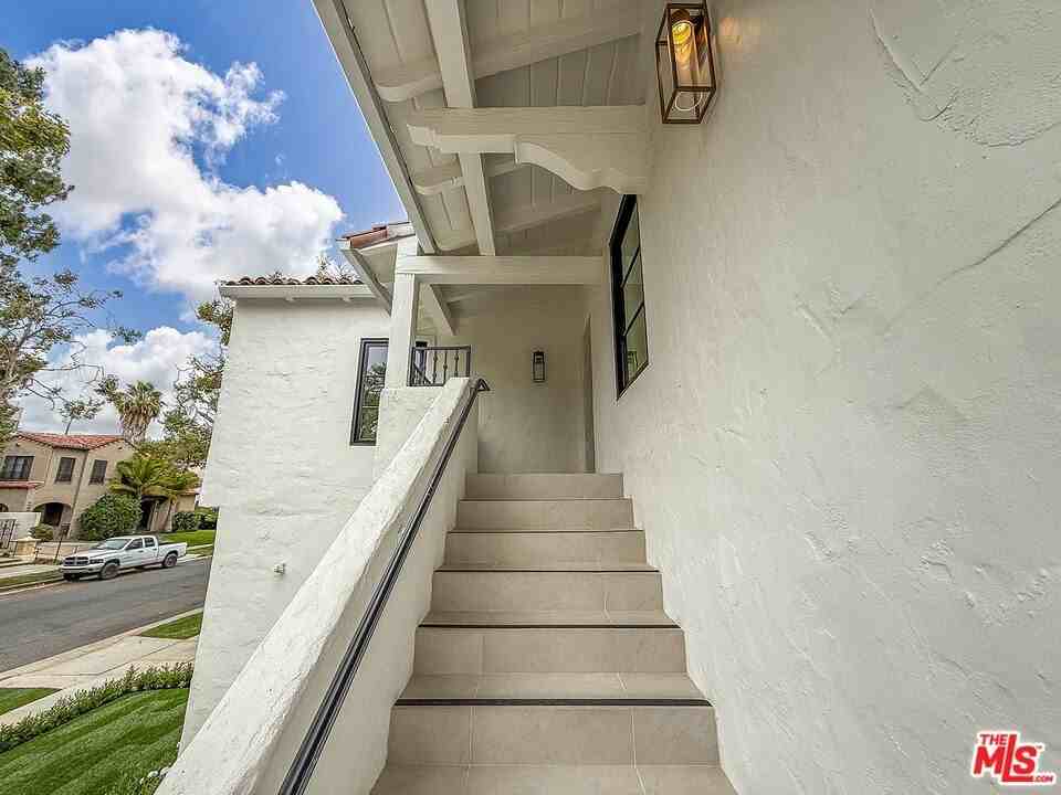 150 N Arnaz Dr Apt C #C - Photo 5 of 36