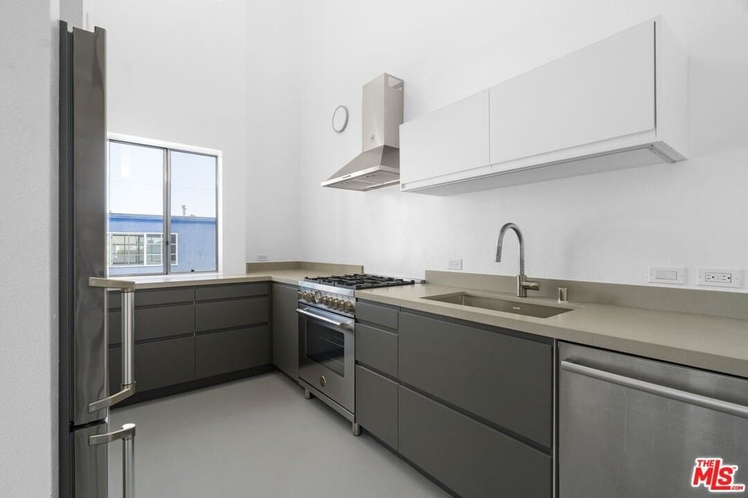 558 Rose Ave Apt 2 #2 - Photo 3 of 21