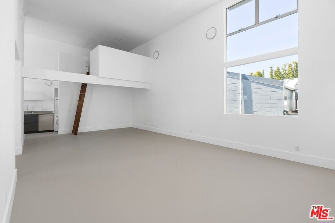 558 Rose Ave Apt 2 #2 - Photo 7 of 21