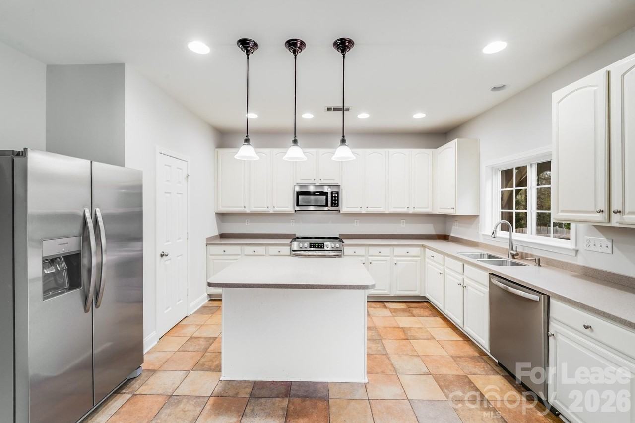 Rockford Ct - Photo 5 of 33