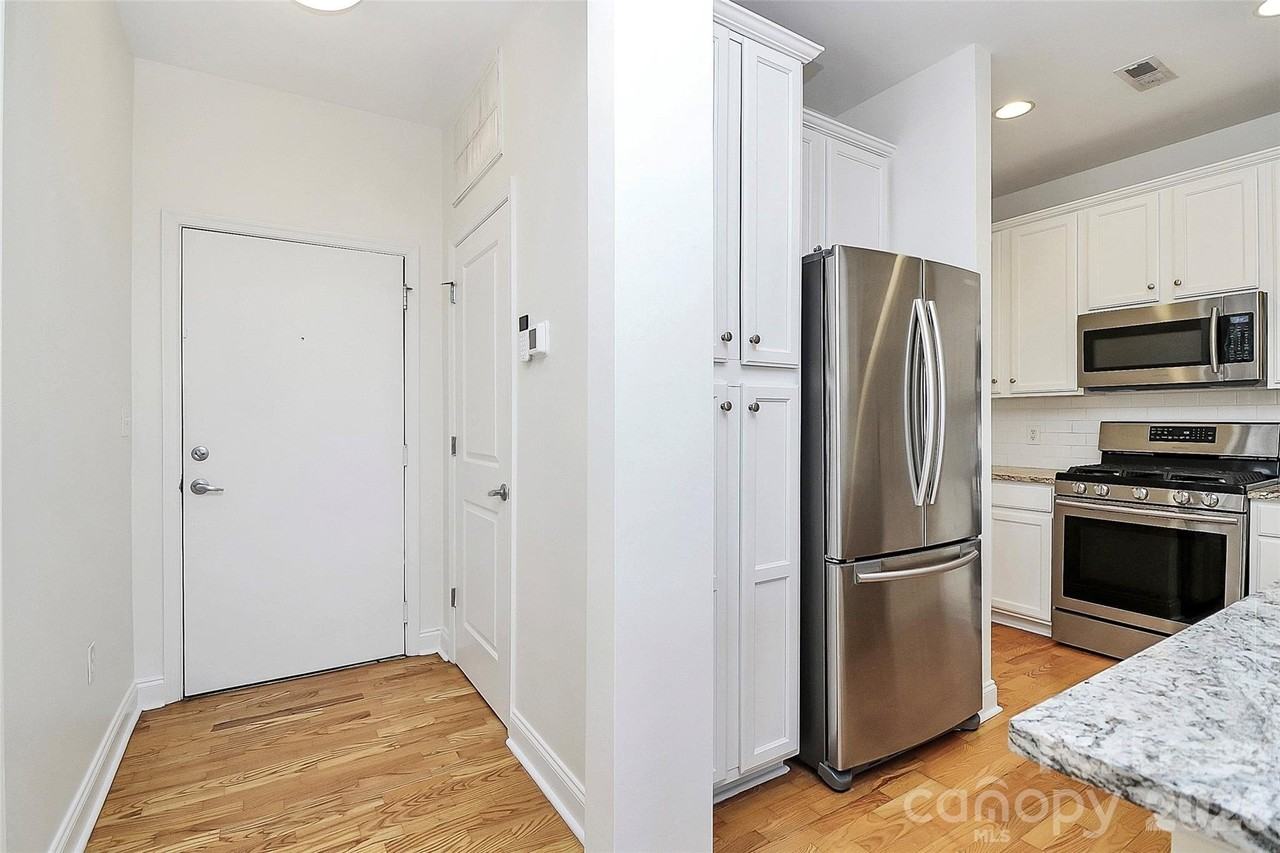 558 Oakland Ave - Photo 2 of 31