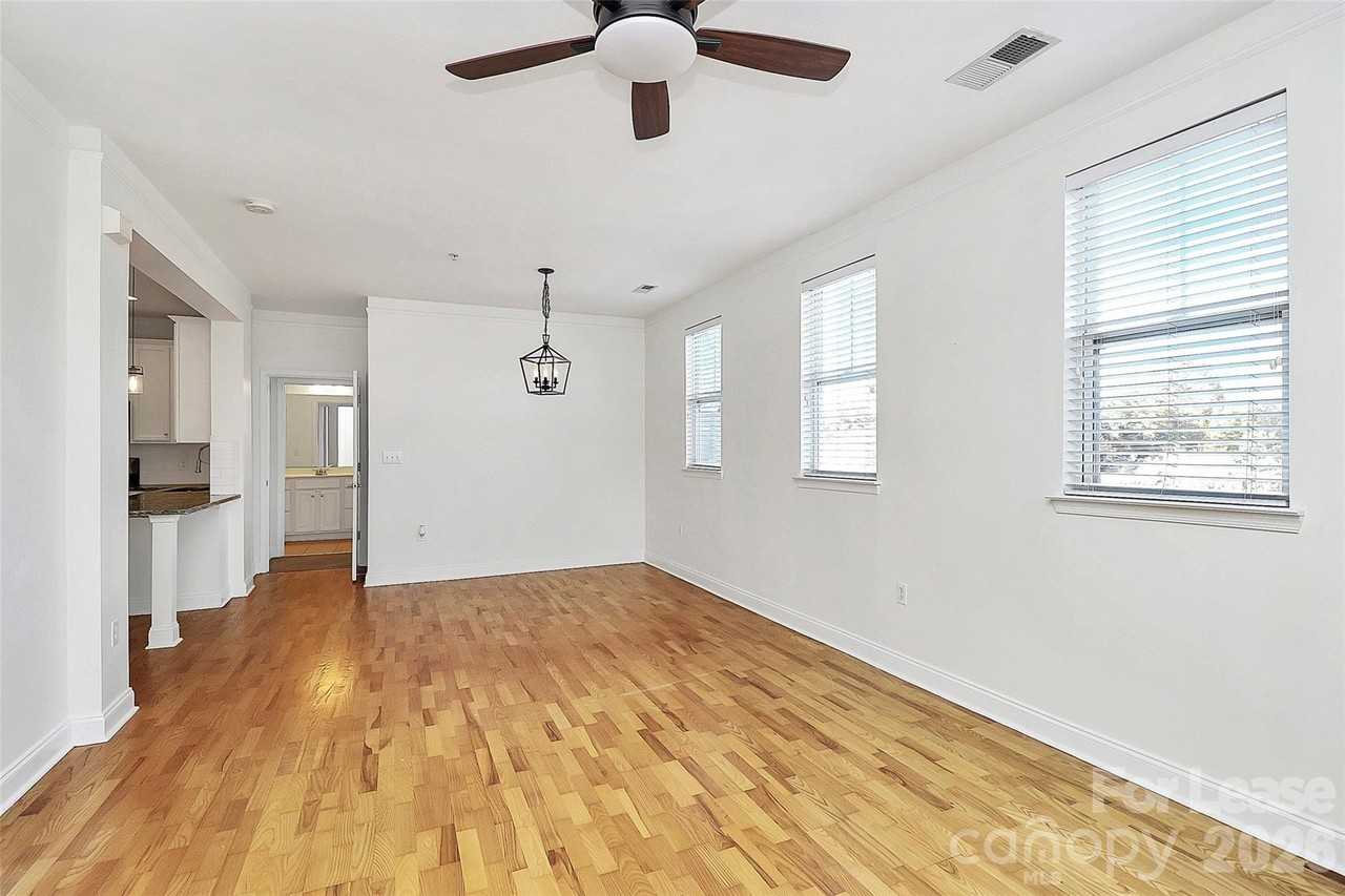 558 Oakland Ave - Photo 4 of 31