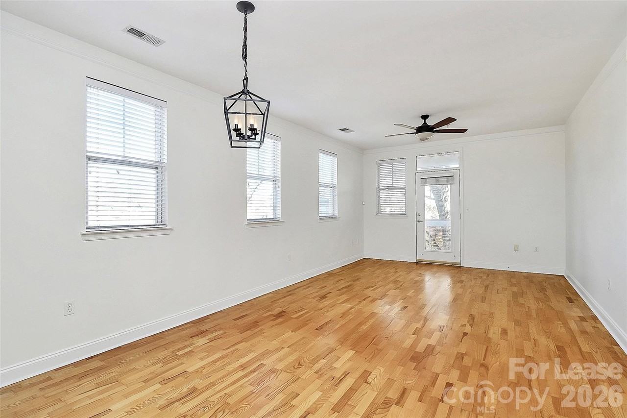 558 Oakland Ave - Photo 5 of 31