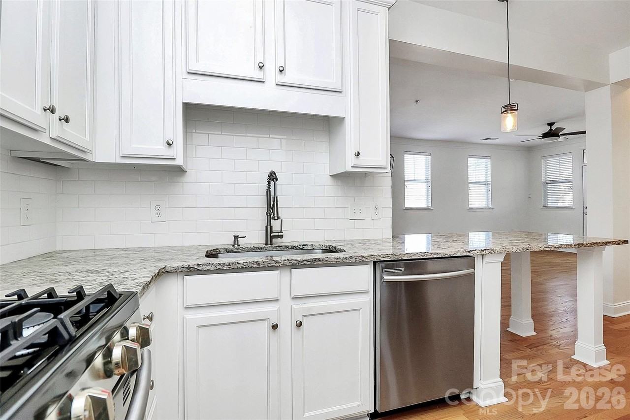 558 Oakland Ave - Photo 6 of 31