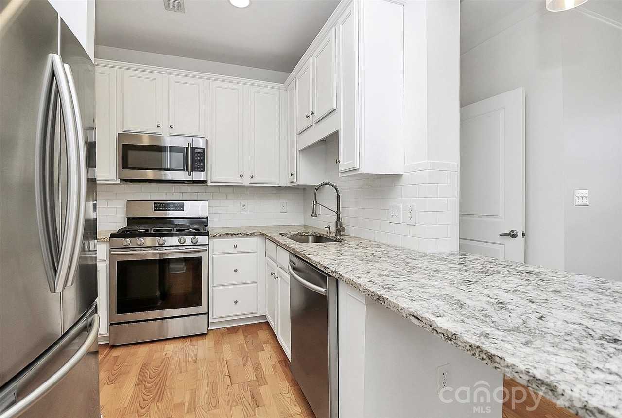 558 Oakland Ave - Photo 7 of 31