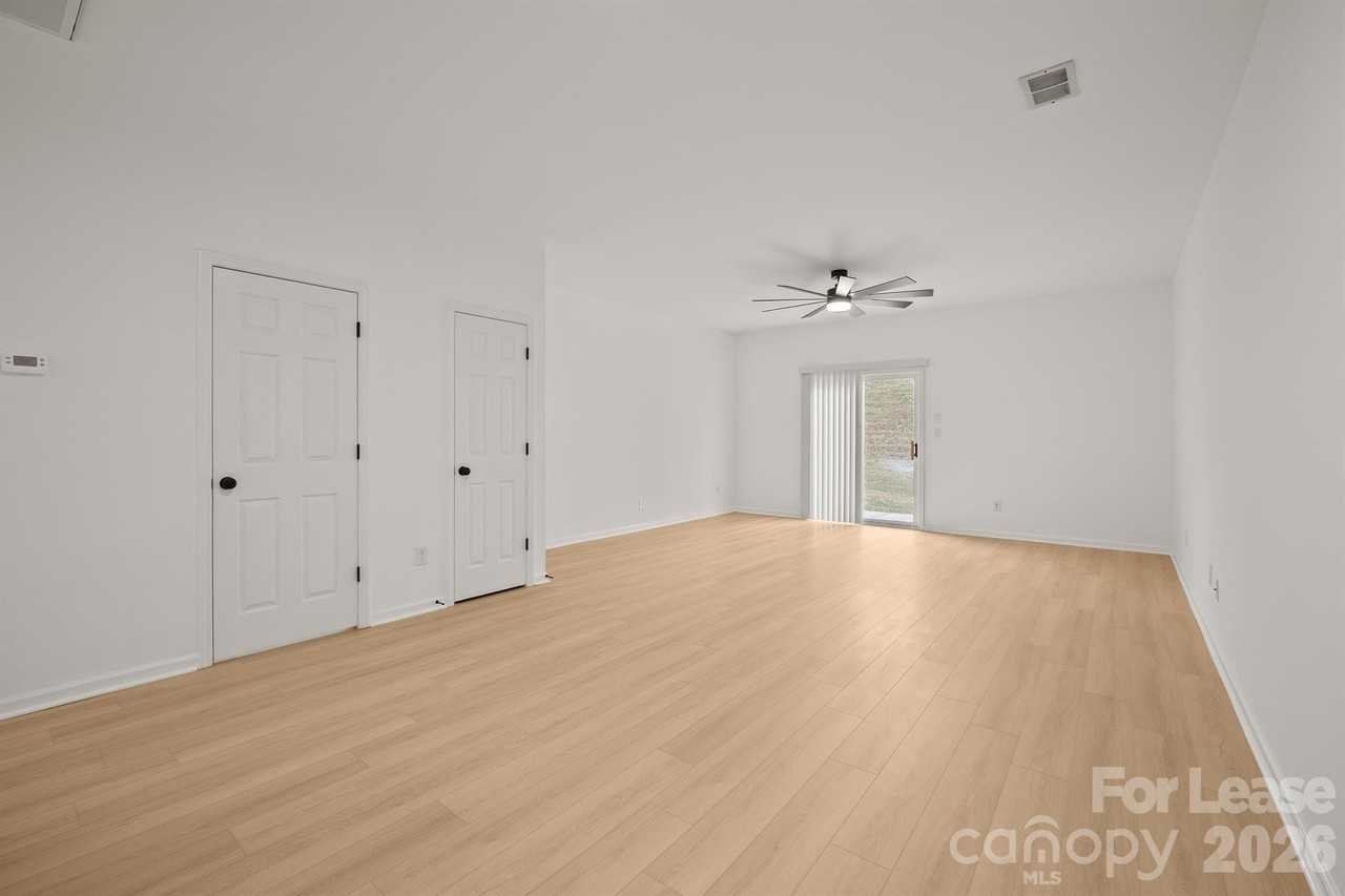 2270 Winthrop Chase Dr - Photo 5 of 28